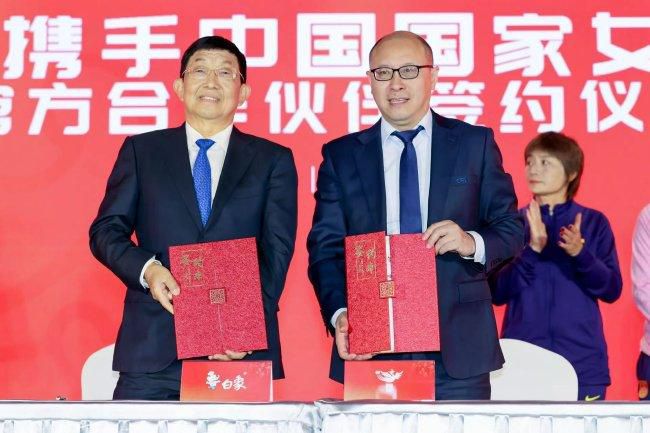刘曼琼微笑道：我争取今天早些结束，到时候去我爸的公司接你。